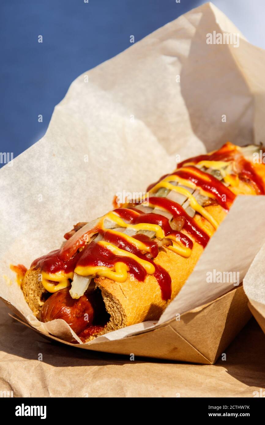 Schmackhafter Hot Dog mit Ketchup und Senf. Street Fast Food Stockfoto
