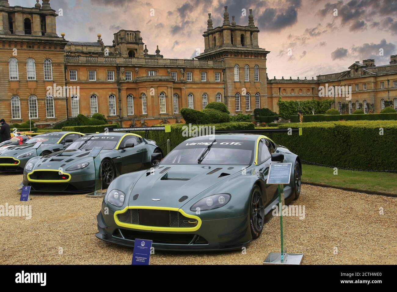 Blenheim Palace, Oxford, Großbritannien. September 2020. Aston Martin Vantage GTE's Parade im berühmten Salon Prive im Blenheim Palace Credit: Motofoto/Alamy Live News Stockfoto
