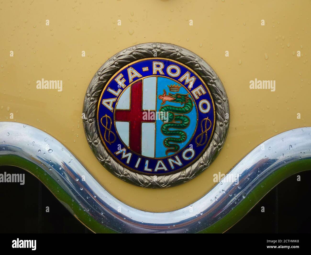 Blenheim Palace, Oxford, Großbritannien. September 2020. Das ikonische Abzeichen eines klassischen Alfa Romeo auf dem berühmten Salon Prive im Blenheim Palace Credit: Motofoto/Alamy Live News Stockfoto