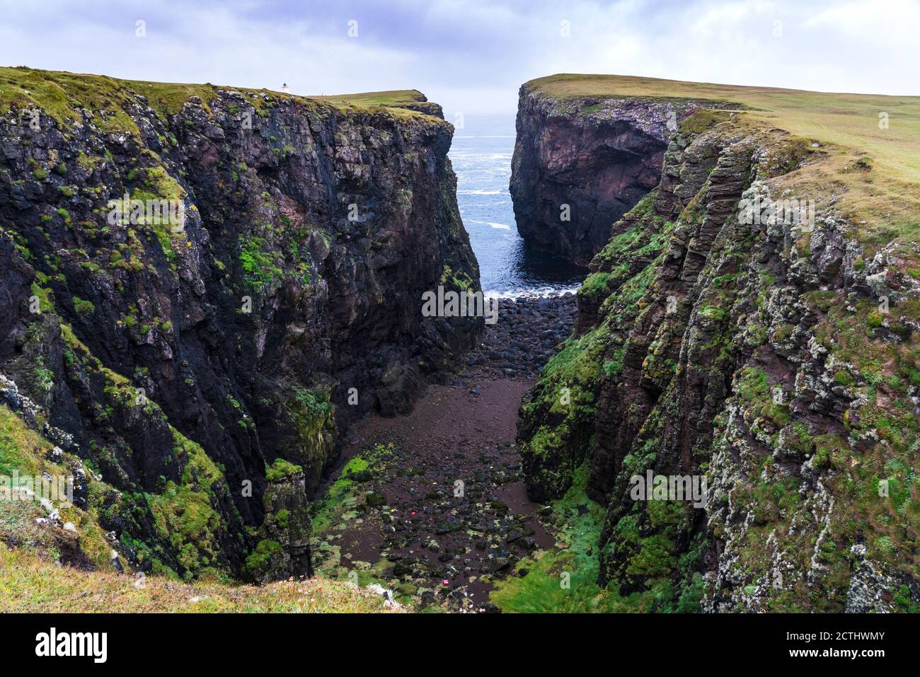 Dramatische Klippen bei Calder's Geo an der Küste bei Eshaness bei Northmavine, Nordland der Shetland Inseln, Schottland, Großbritannien Stockfoto