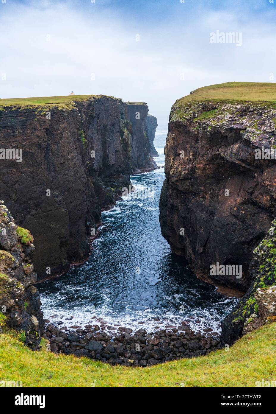 Dramatische Klippen bei Calder's Geo an der Küste bei Eshaness bei Northmavine, Nordland der Shetland Inseln, Schottland, Großbritannien Stockfoto