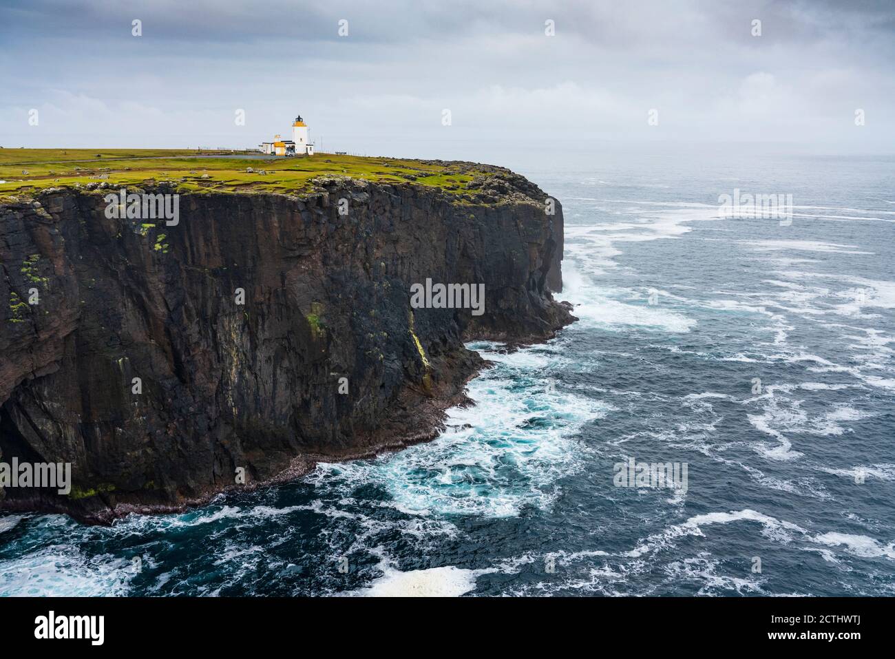 Dramatische Klippen und Leuchtturm an der Küste bei Eshaness bei Northmavine , Nordinsel der Shetland Inseln, Schottland, Großbritannien Stockfoto