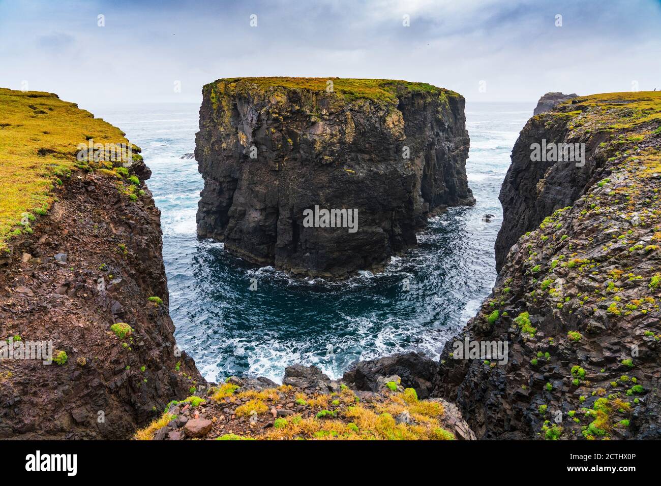 Dramatische Klippen und Moo Stack prominent an der Küste bei Eshaness bei Northmavine , nördliches Festland der Shetland-Inseln, Schottland, Großbritannien Stockfoto