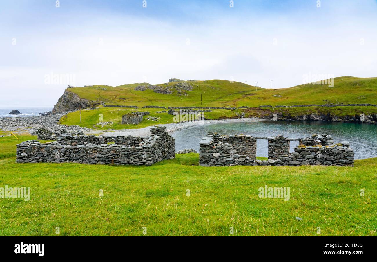 Zerstörte Hütten und Hütten in Fethaland ehemalige Fischersiedlung in North Roe, Shetland Islands, Schottland, Großbritannien Stockfoto