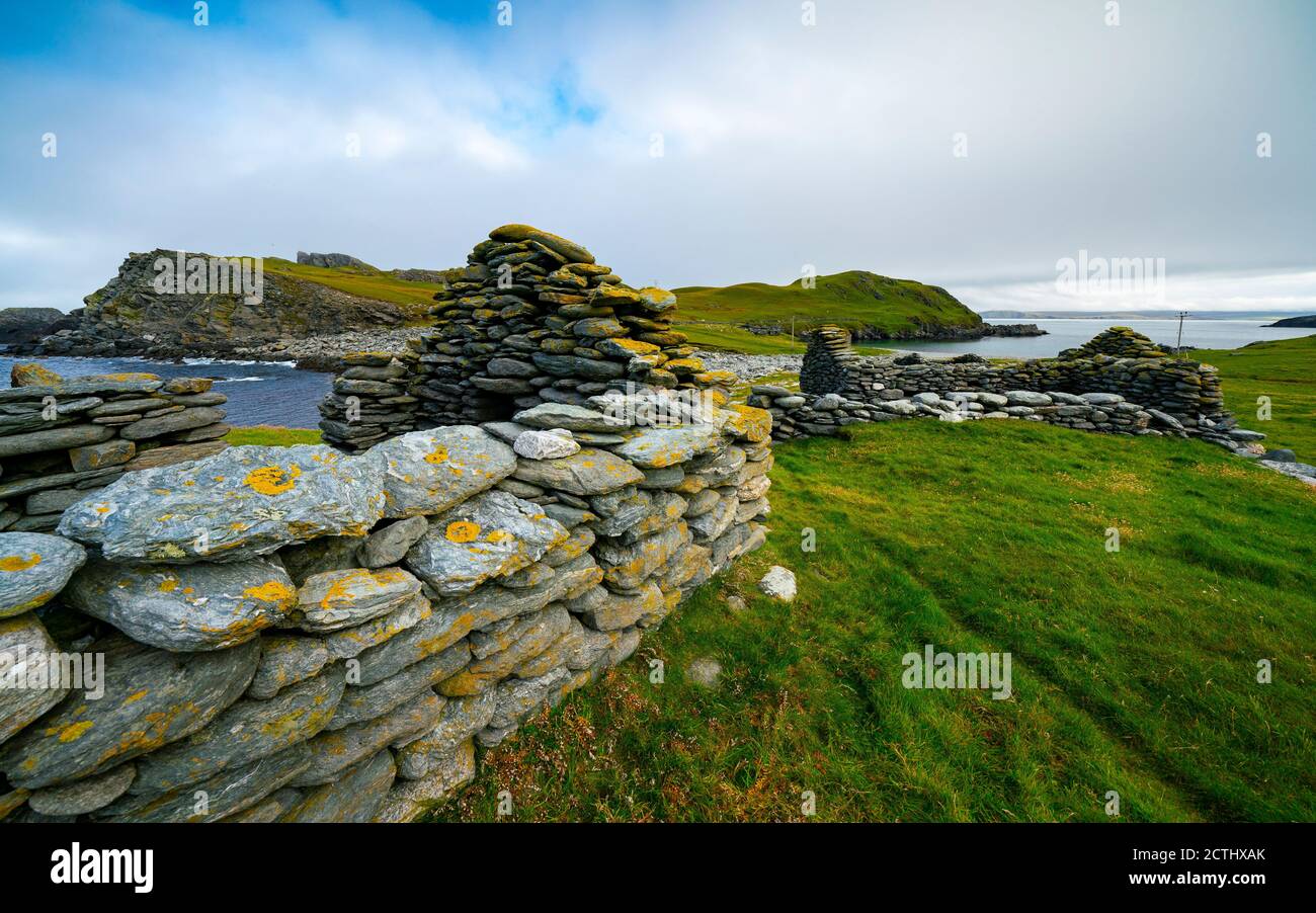 Zerstörte Hütten und Hütten in Fethaland ehemalige Fischersiedlung in North Roe, Shetland Islands, Schottland, Großbritannien Stockfoto