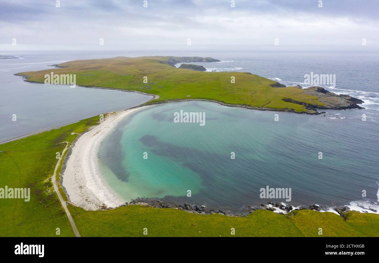 Blick auf den Strand auf Ayre oder Tombolo bei Banna Minn bei Papil auf West Burra, Shetland, Schottland Großbritannien Stockfoto