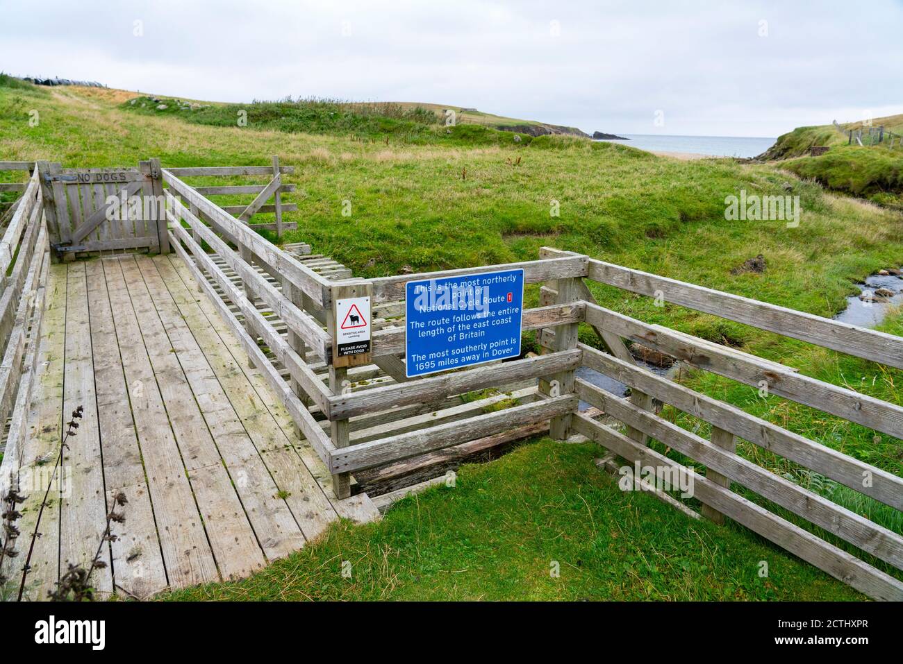 Schild, das den nördlichsten Punkt der National Cycle Route bei Skaw auf Unst, Shetland, Schottland, Großbritannien anzeigt Stockfoto