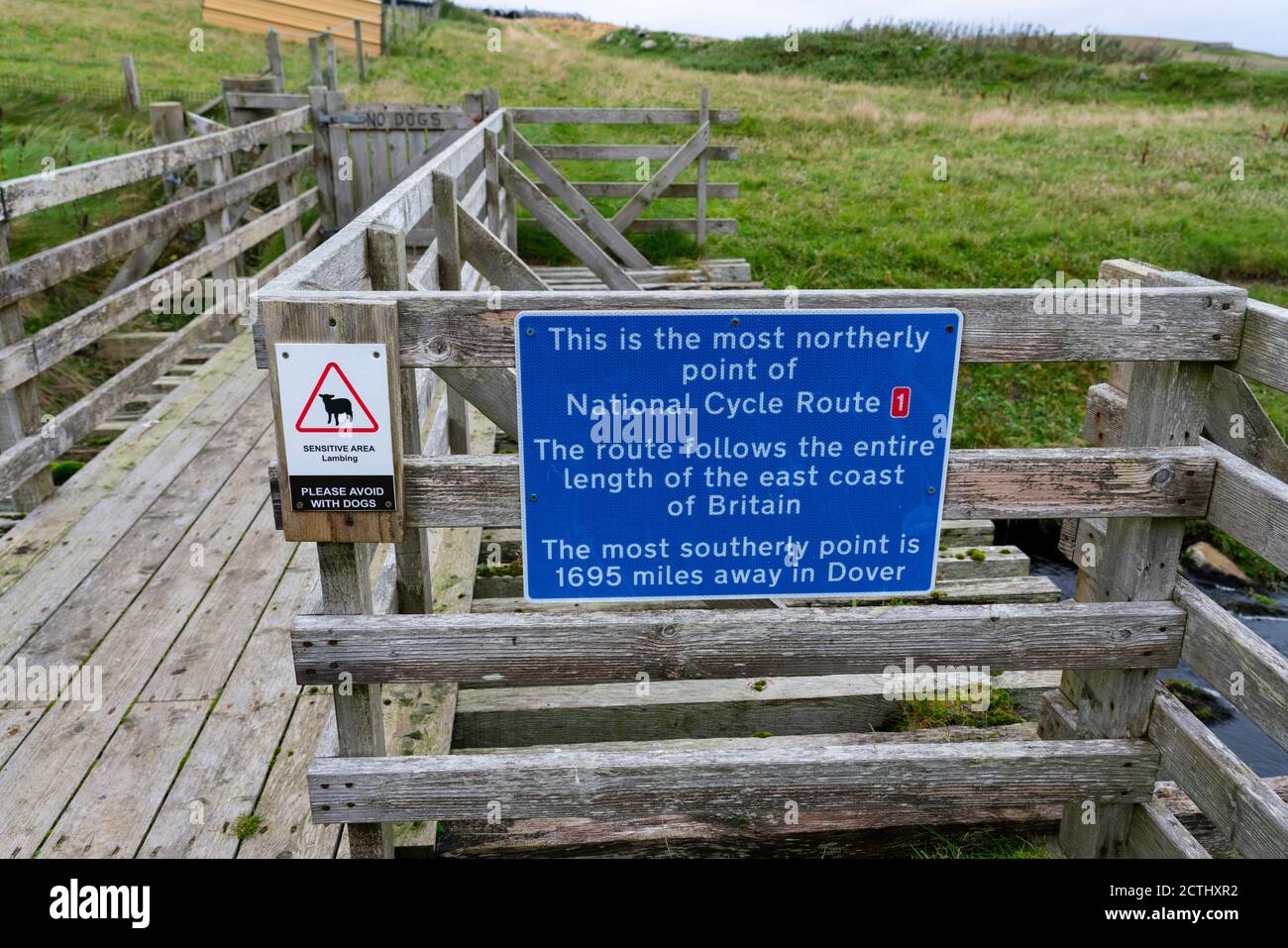 Schild, das den nördlichsten Punkt der National Cycle Route bei Skaw auf Unst, Shetland, Schottland, Großbritannien anzeigt Stockfoto