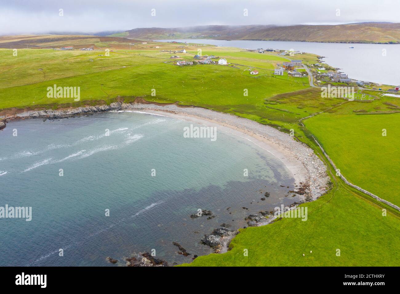 Blick auf Sandwick Beach in Hillswick, Northmavine auf Shetland, Schottland, Großbritannien Stockfoto