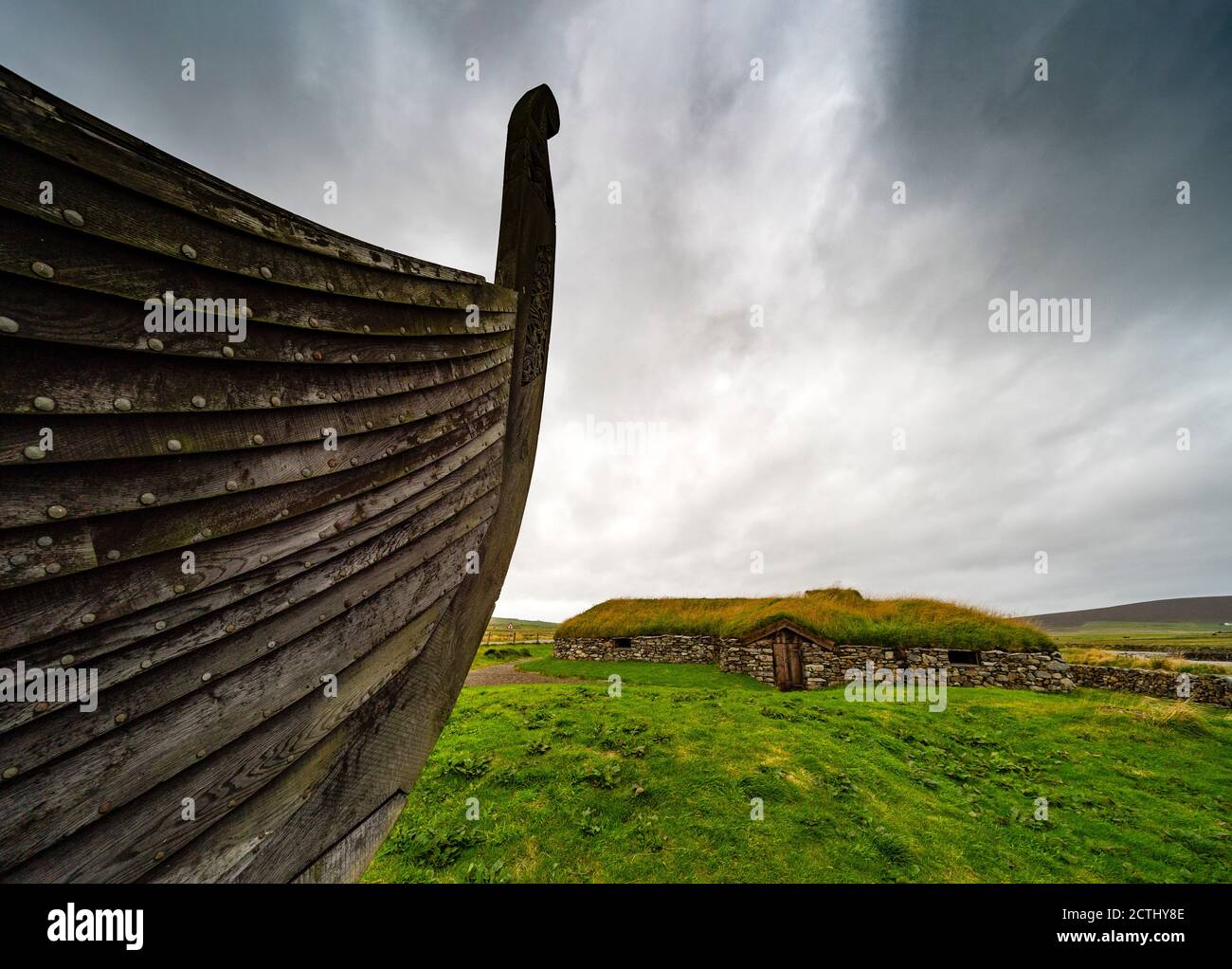 Viking Langhäuser und rekonstruierte Viking Langboot in Haroldswick, Unst, Shetland, Schottland, UK Stockfoto