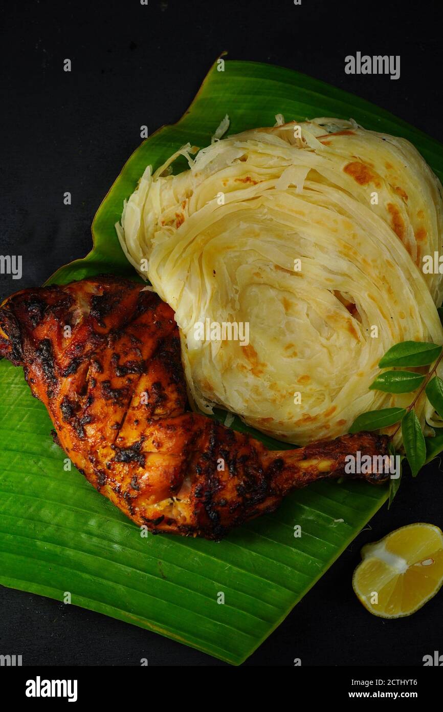 Kerala Parotta oder Porotta mit gegrilltem Hähnchen, selektiver Fokus Stockfoto