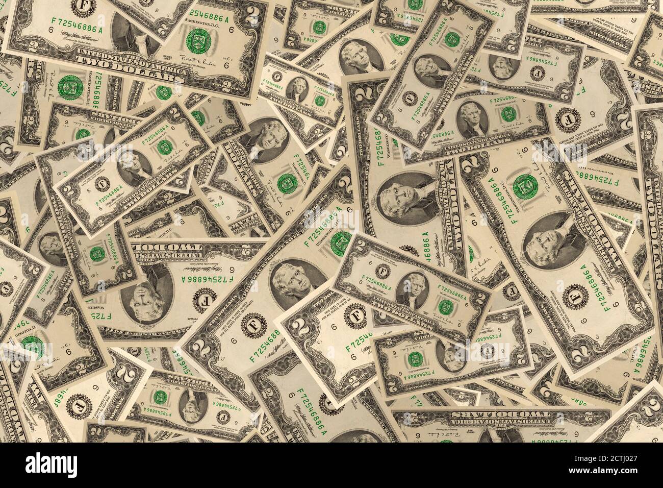 Nahaufnahme der zwei-Dollar-Scheine, die an der Oberfläche liegen. Banknote. Hintergrund des Geldkonzepts. Stockfoto