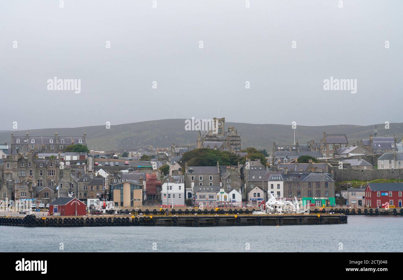 Blick auf die Stadt Lerwick vom Hafen auf Shetland, Schottland, Großbritannien Stockfoto
