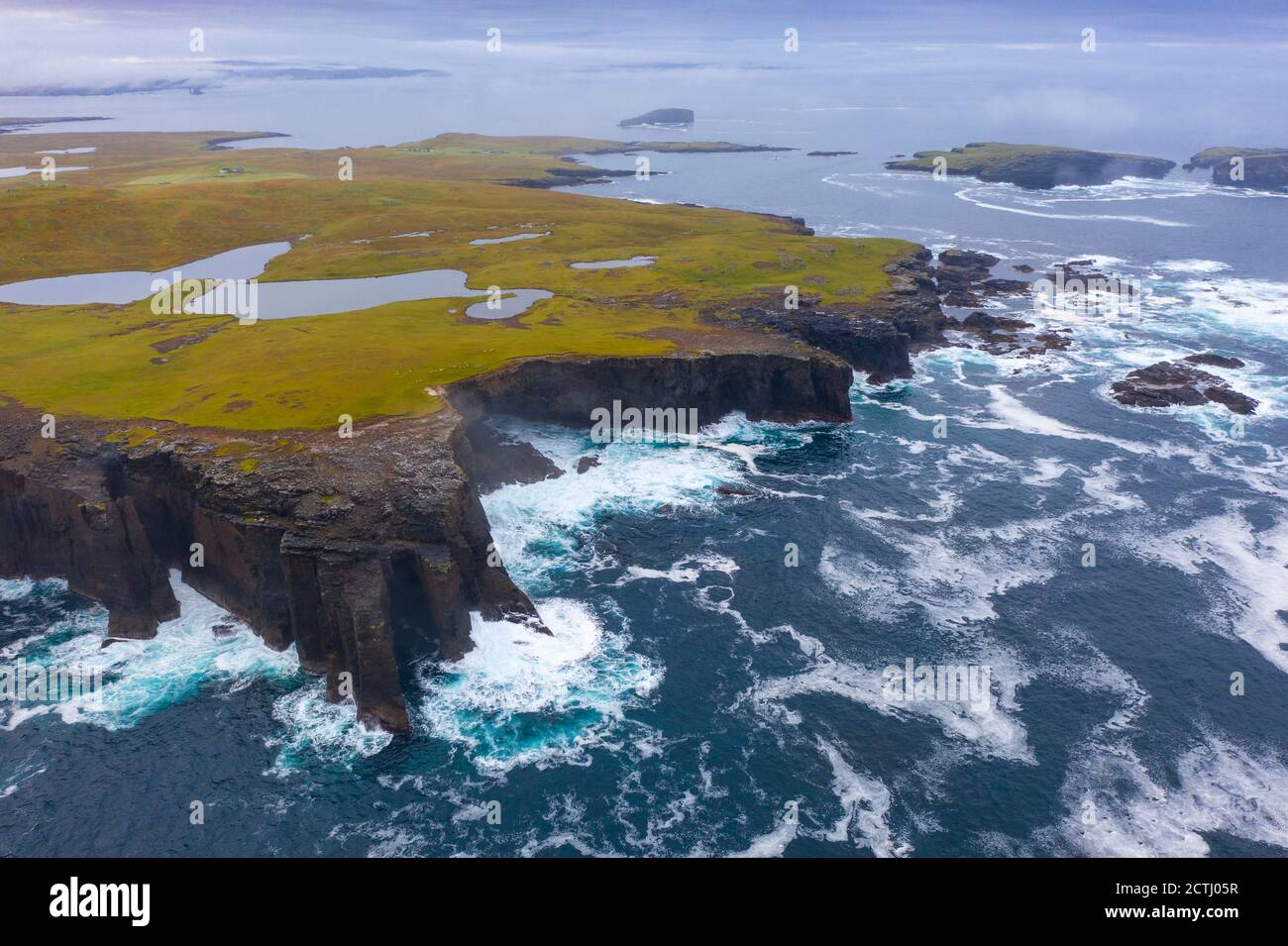 Dramatische Klippen an der Küste bei Eshaness bei Northmavine , nördliches Festland der Shetland-Inseln, Schottland, Großbritannien Stockfoto