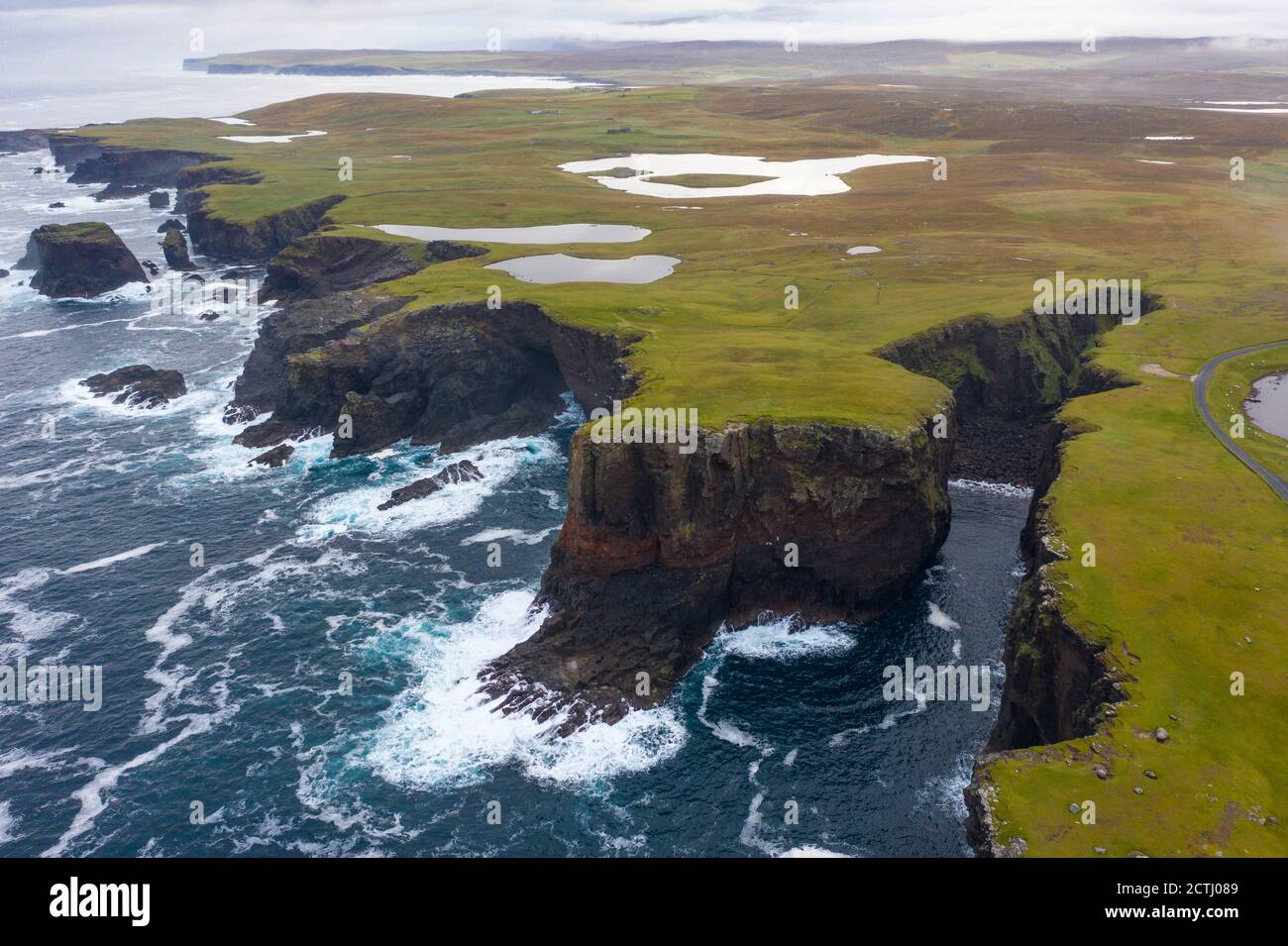 Dramatische Klippen mit Calder's Geo nach rechts, an der Küste bei Eshaness bei Northmavine, Nordland der Shetland Inseln, Schottland, Großbritannien Stockfoto