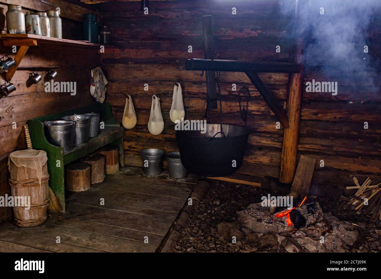Ein Holzhaus, wo Hirten leben und kochen Käse aus der Milch von Kühen und Schafen hoch in die Berge. Hausgemachten Käse. Stockfoto