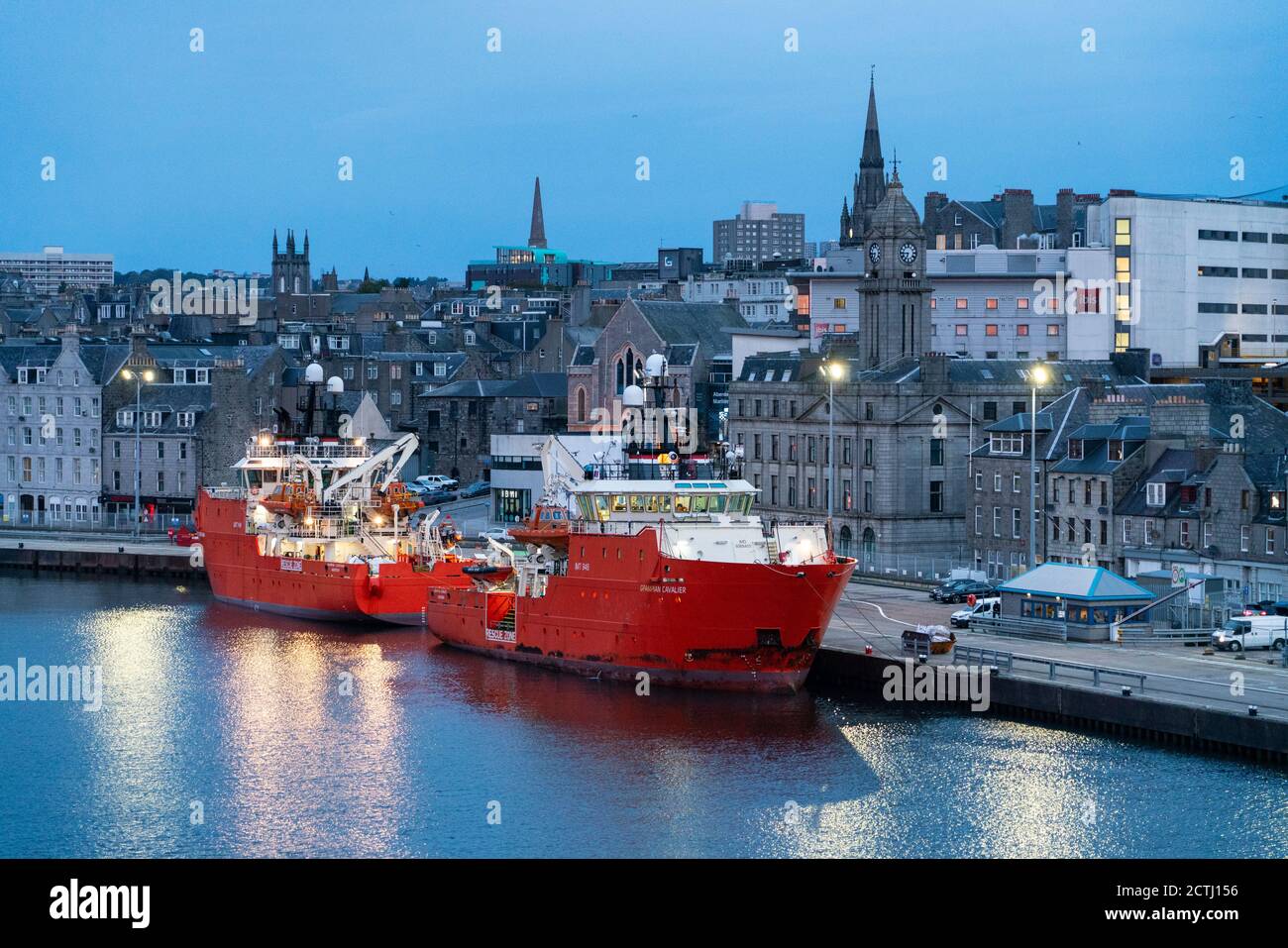Frühmorgens Ansicht von Aberdeen Hafen mit Nordsee-Öl-Industrie Offshore-Support Schiffe festgemacht, Aberdeenshire, Schottland, Großbritannien Stockfoto