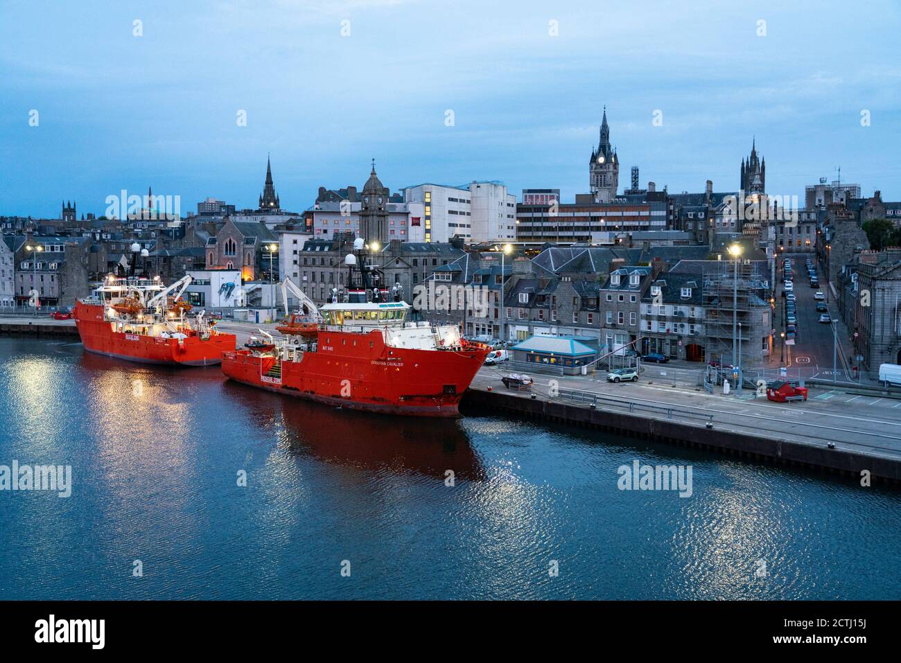 Frühmorgens Ansicht von Aberdeen Hafen mit Nordsee-Öl-Industrie Offshore-Support Schiffe festgemacht, Aberdeenshire, Schottland, Großbritannien Stockfoto