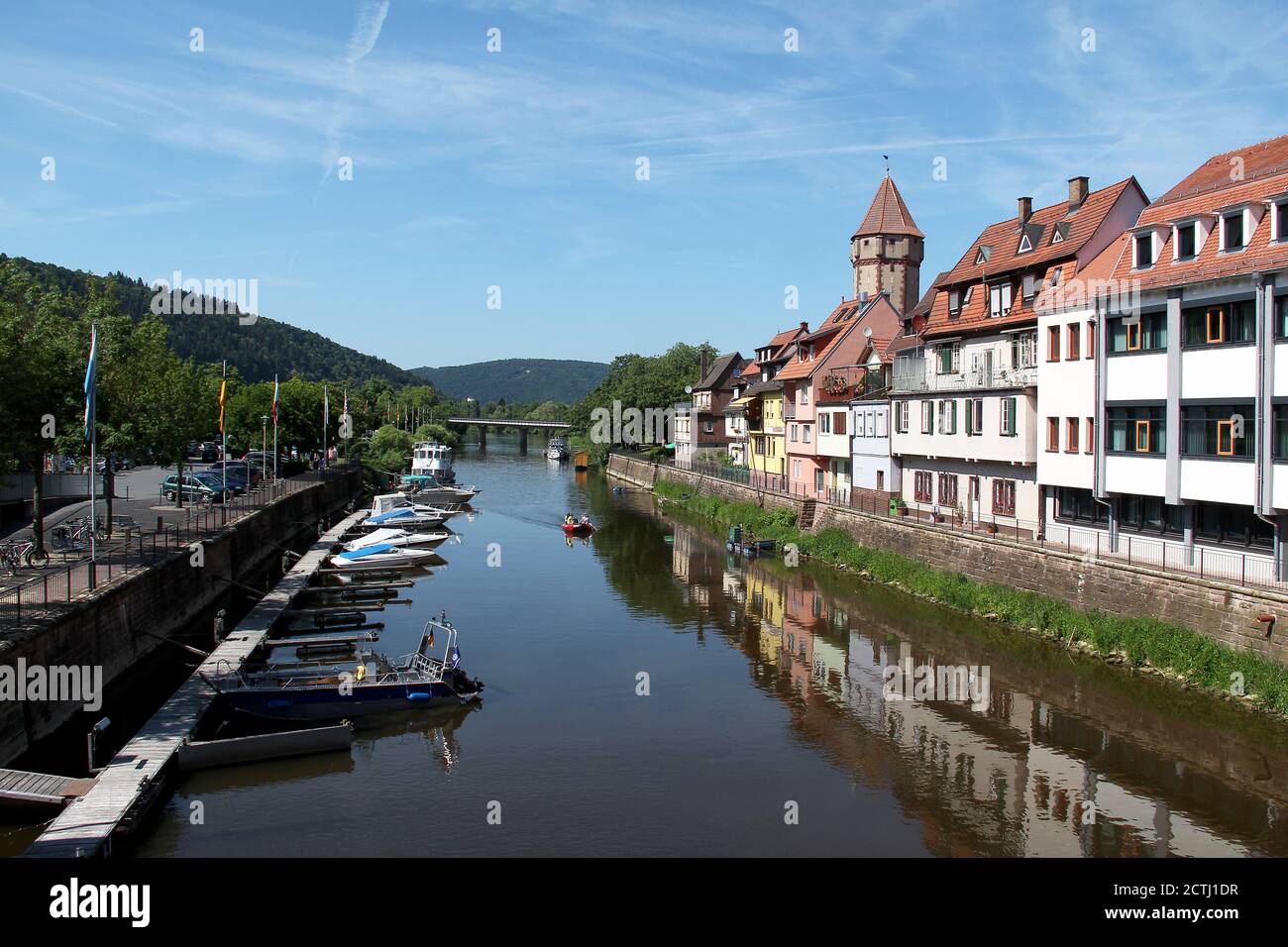 Schöner Blick auf die Wasserspiegelung von bunten Gebäuden in Wertheim am Main, Deutschland Stockfoto