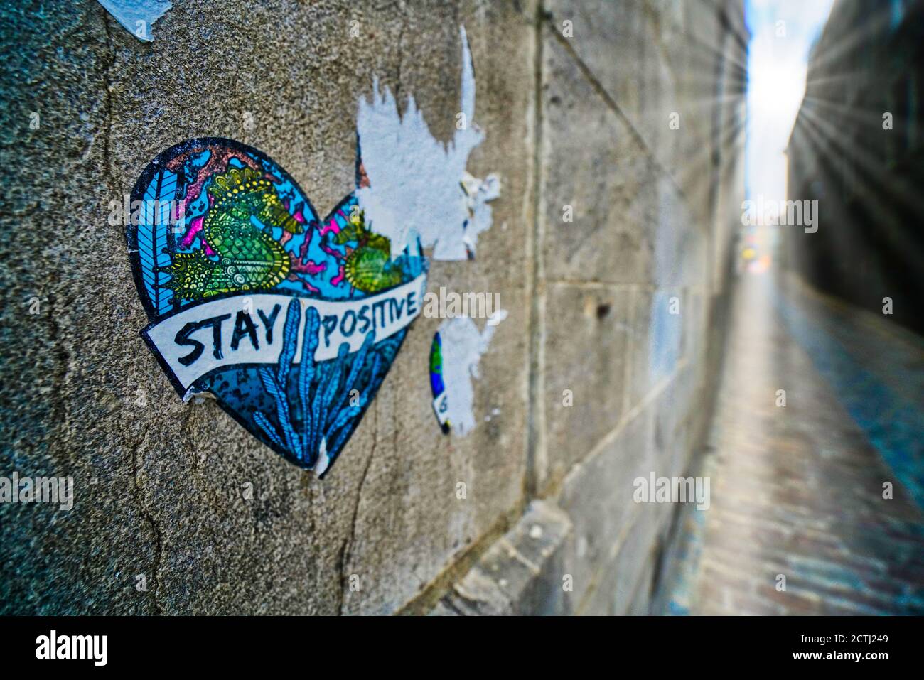 Montreal, Quebec, Kanada, 23. September 2020. Optimistische Aufkleber in der hinteren Gasse.Kredit:Mario Beauregard/Alamy News Stockfoto