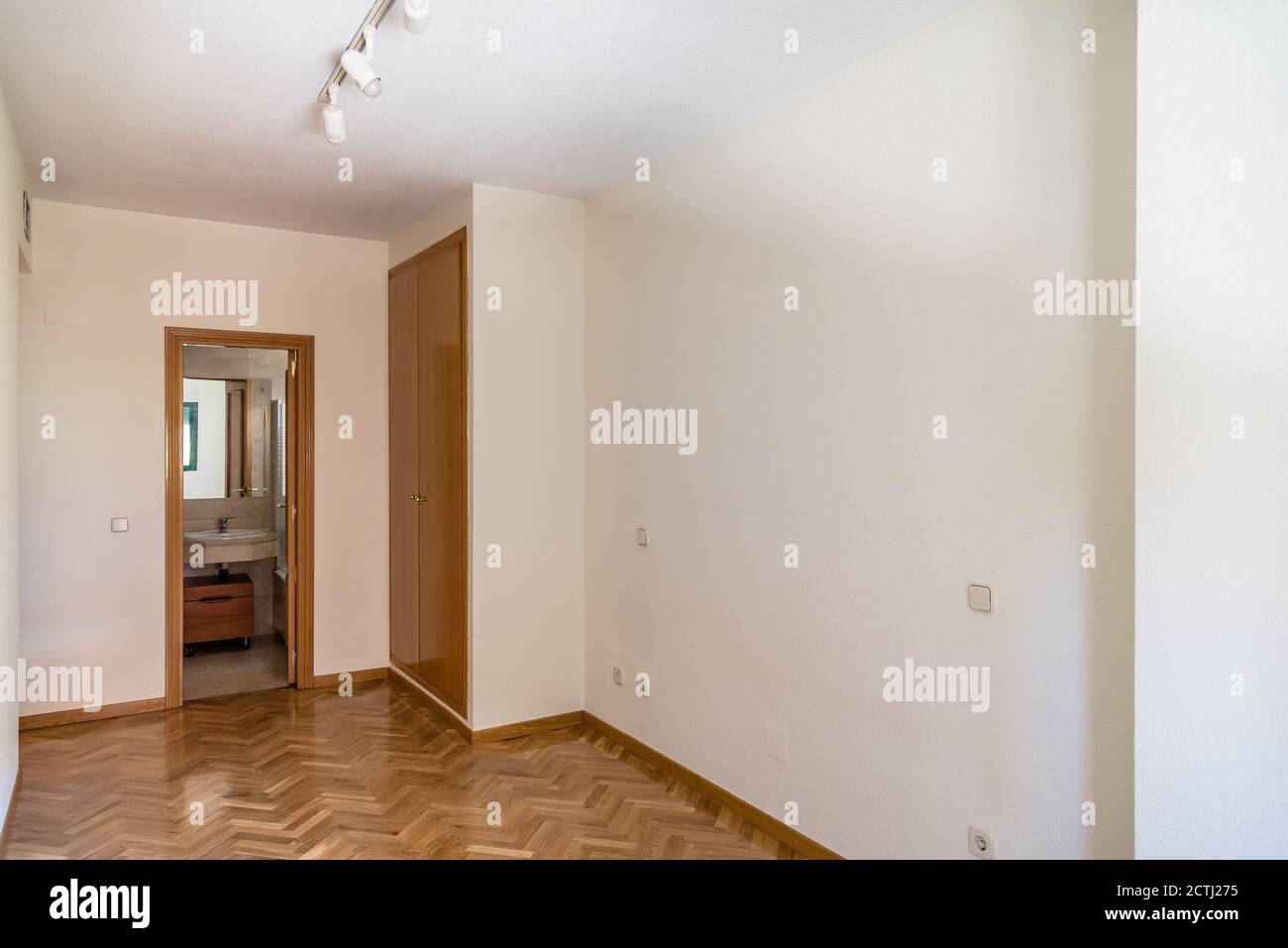 Innenraum des leeren Raumes mit weißen Wänden und Holz Boden Stockfoto