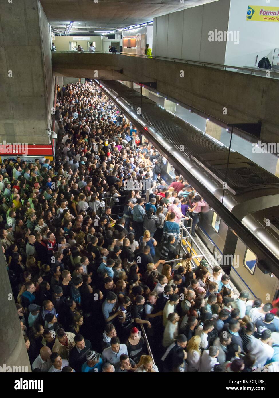 SAO PAULO, BRASILIEN - 22. MAI 2013 - überfüllte brasilianische U-Bahn-Station - SE-Station Stockfoto