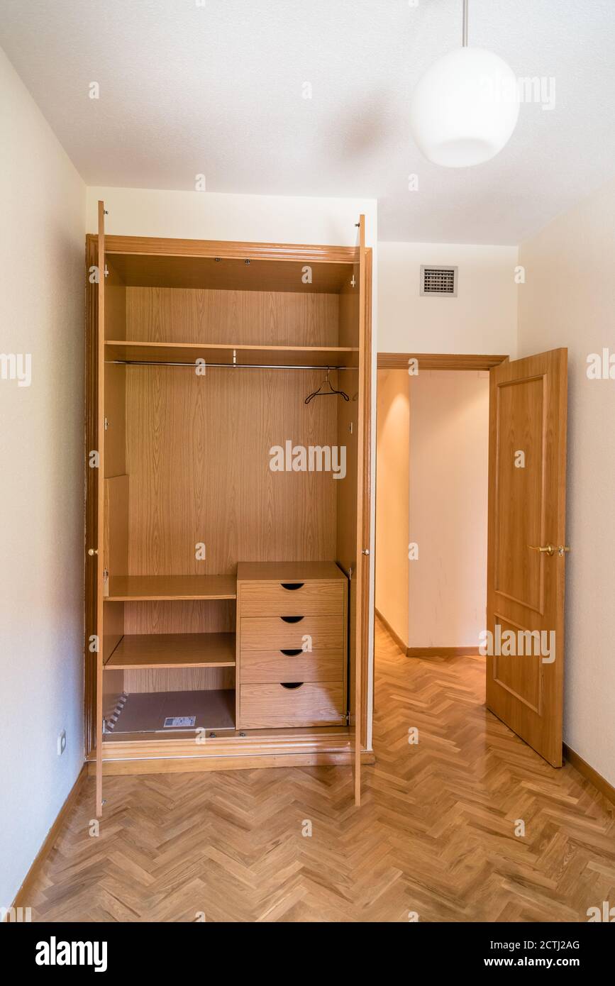 Vertikale Aufnahme eines modernen Innenraums eines Schlafzimmers mit Ein Schrank Stockfoto