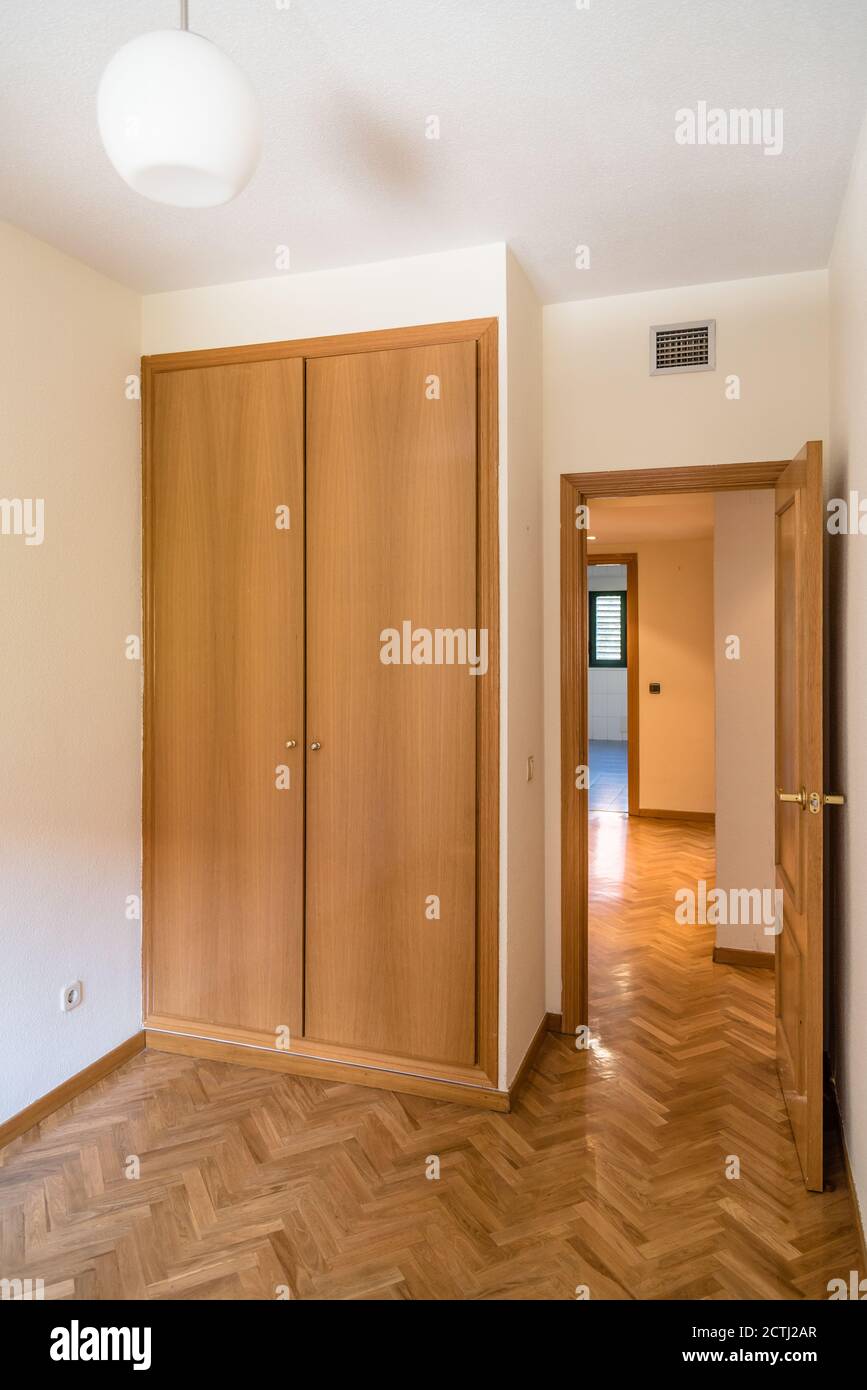 Vertikale Aufnahme eines modernen Innenraums eines Schlafzimmers mit Ein Schrank Stockfoto