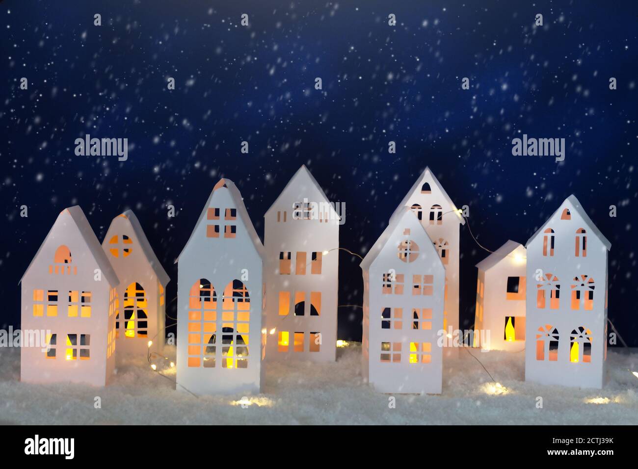 Schneefall im Winterdorf aus Papier. Papier Winter Nacht Landschaft. Weihnachtskarte. Stockfoto