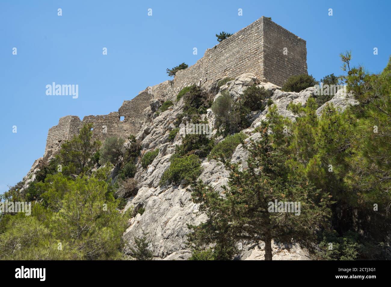 Reste von Steinmauern der alten mittelalterlichen Burg oder Festung Auf dem Felsen in Griechenland Stockfoto