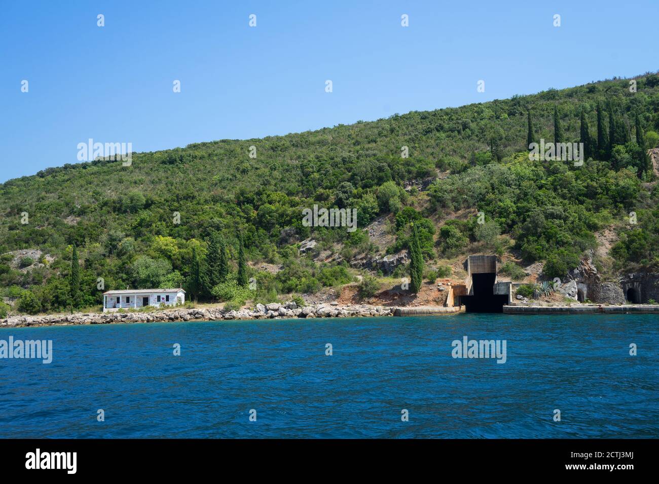 Verlassene Bunker für ein U-Boot oder U-Boot Stift oder U-Boot Stift in einem Berg mit Bäumen auf der ganzen Hang, nach dem Krieg in Jugoslawien, Bay of links Stockfoto