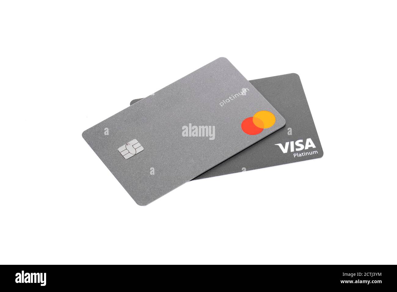 NY, USA - 25. August 2020: Zwei silberne Kreditkarten Visa und Mastercard Platinum Stockfoto