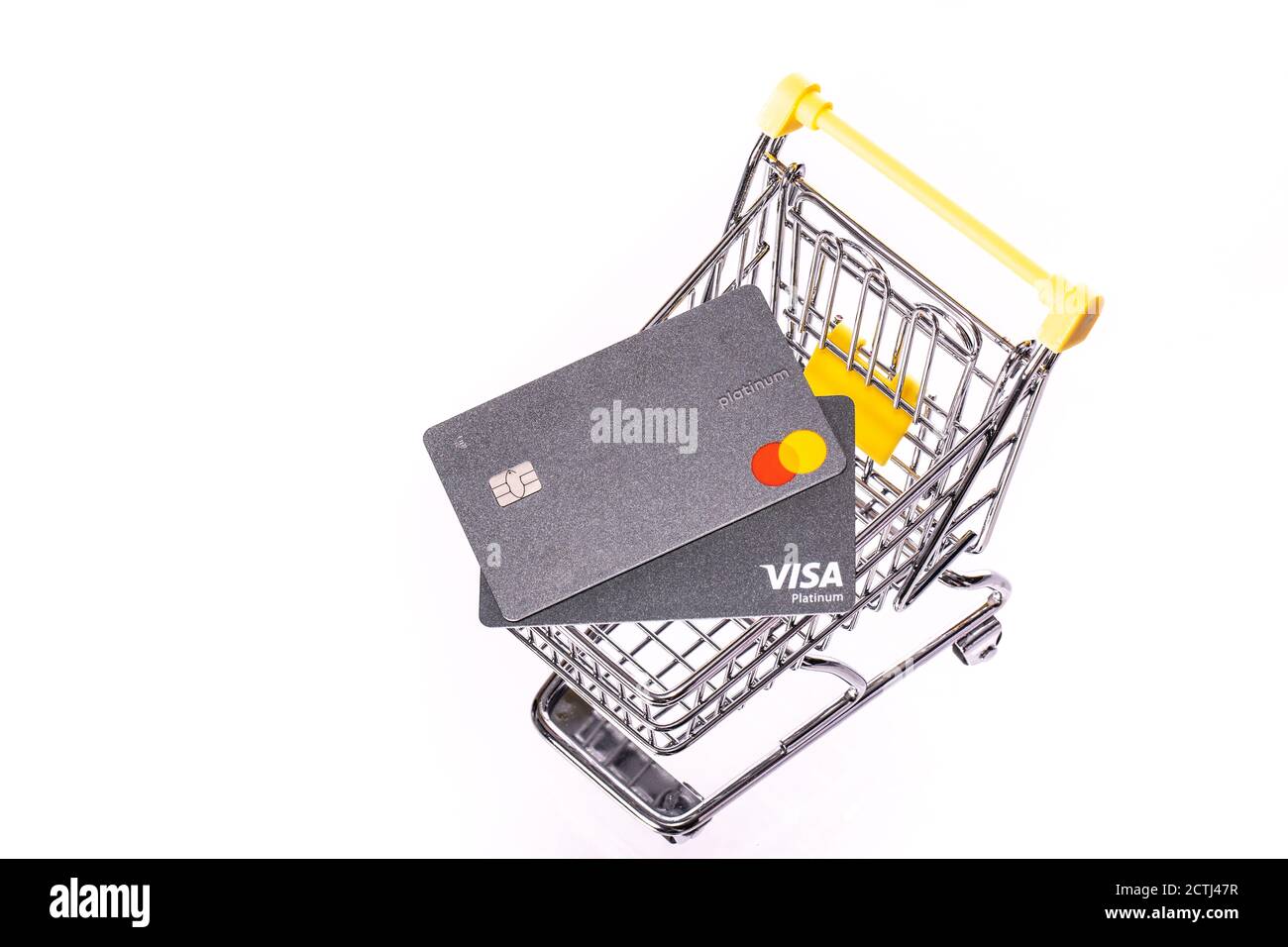 NY, USA - 25. August 2020: Kreditkarten Visa und Mastercard auf Shopping Truck Stockfoto