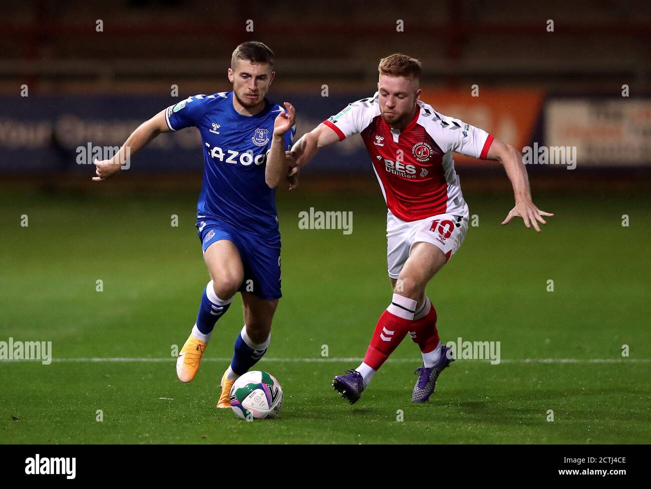 Everton Jonjoe Kenny (links) und Fleetwood Town Callum Camps Kampf um den Ball während der Carabao Cup dritten Runde Spiel im Highbury Stadium, Fleetwood. Stockfoto