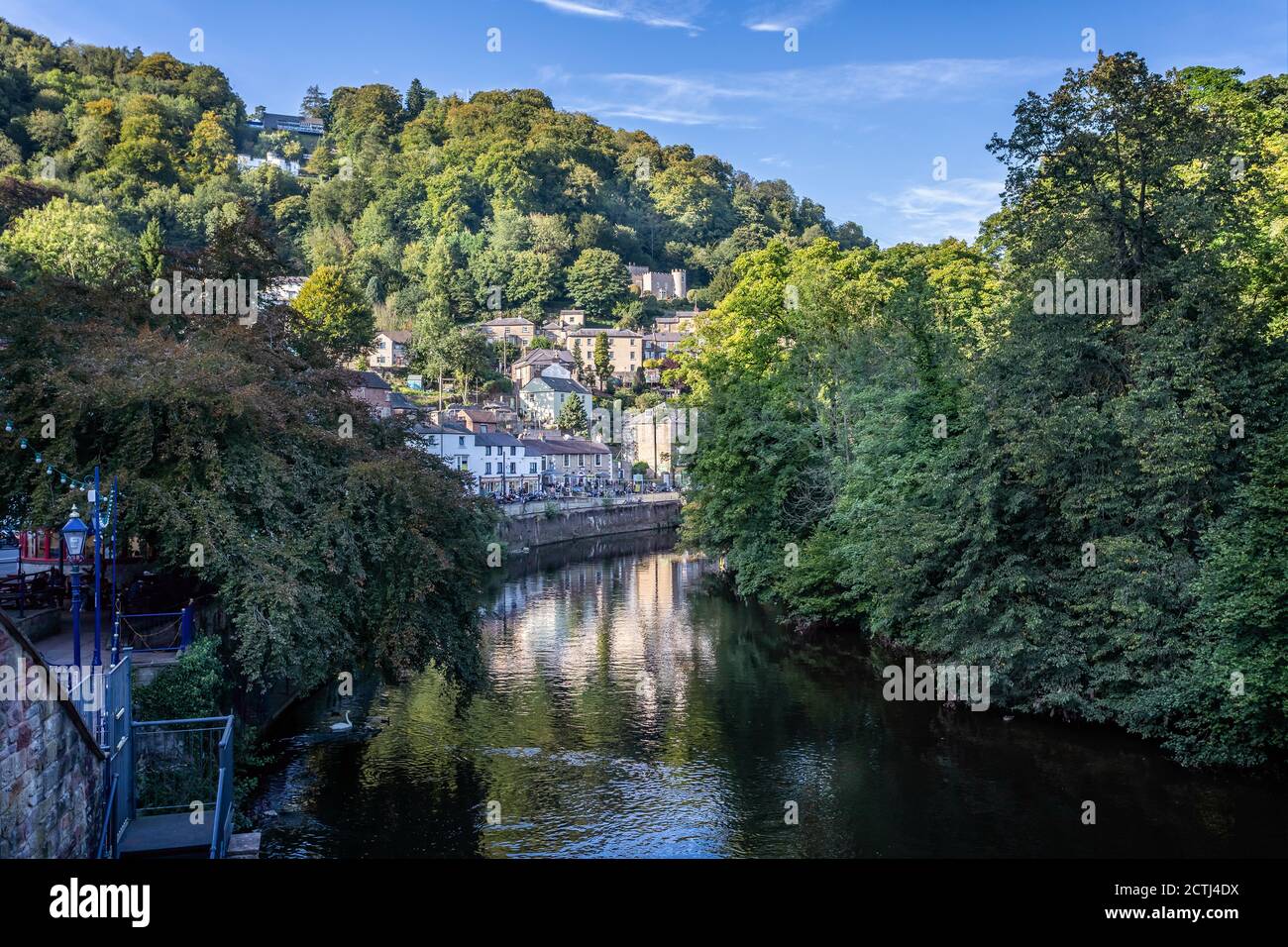 Blick auf Matlock Bath und den Fluss Derwent und die umliegenden Hügel in Matlock Bath, Derbyshire, Großbritannien am 12. September 2020 Stockfoto