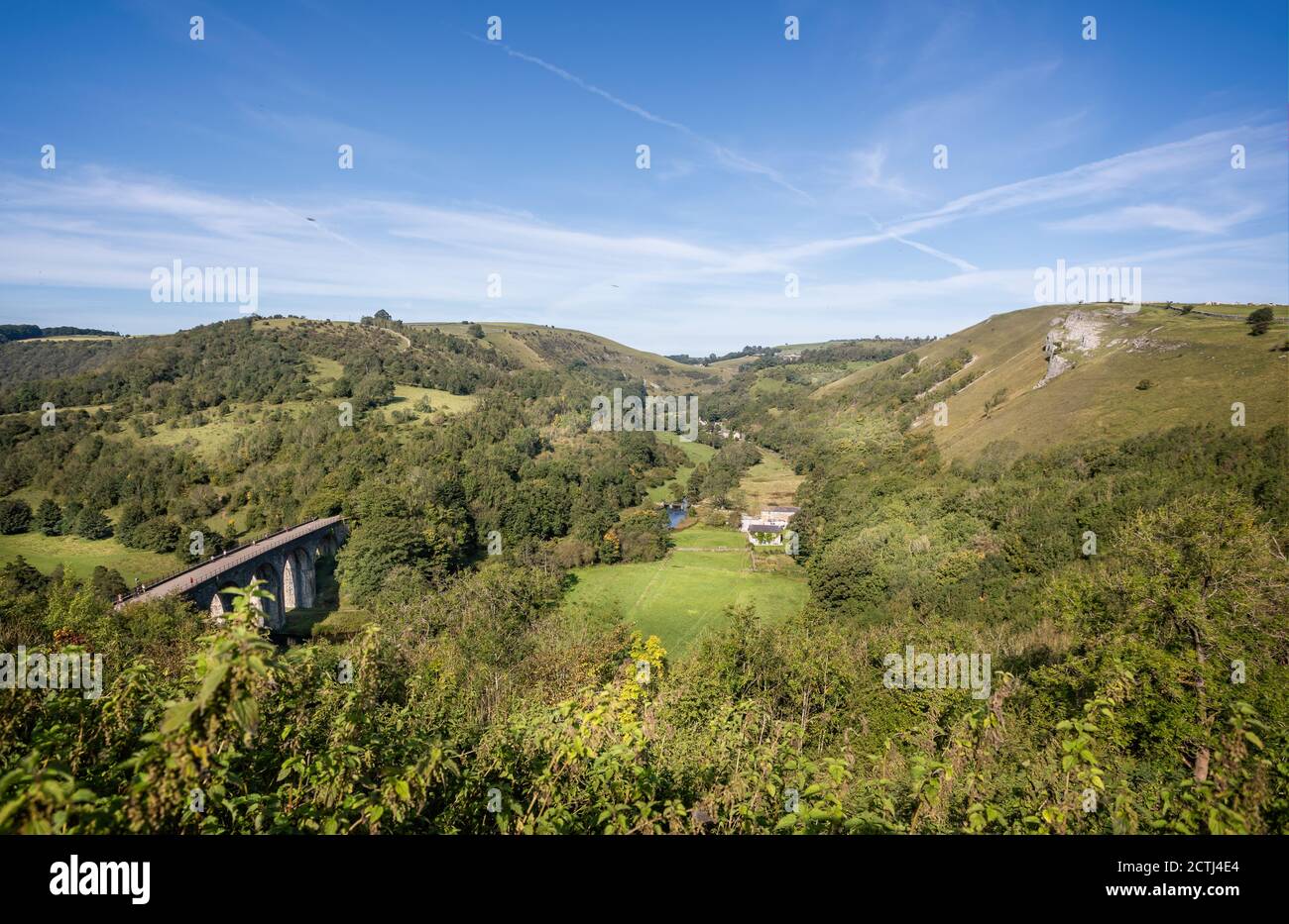 Panoramablick auf Monsal Dale und das Grabstein-Viadukt von Monsal Head in Derbyshire, Großbritannien am 14. September 2020 Stockfoto