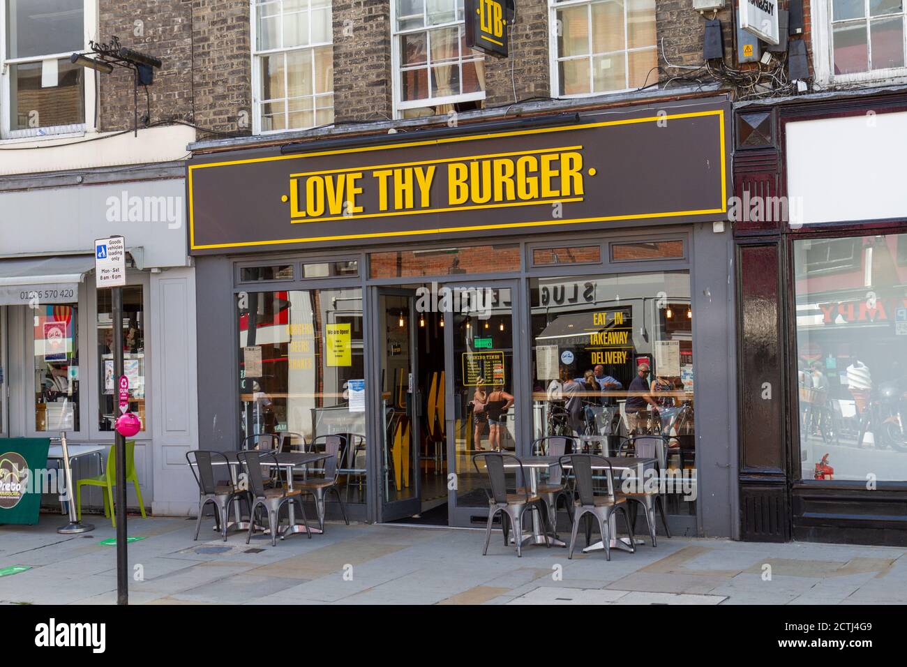Love Thy Burger Fast-Food-Restaurant (mit Tischen im Freien während der Pandemie 2020) in der High Street, Colchester, Essex, Großbritannien. Stockfoto