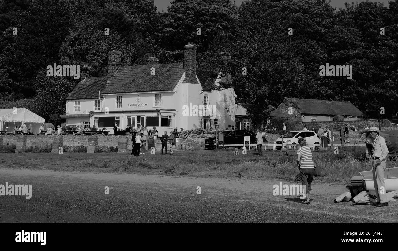 Ramsholt, Suffolk, Großbritannien - 22. September 2020: Heller Herbstnachmittag am Ramsholt Arms am Fluss Deben in diesem abgelegenen Teil von East Anglia. Stockfoto