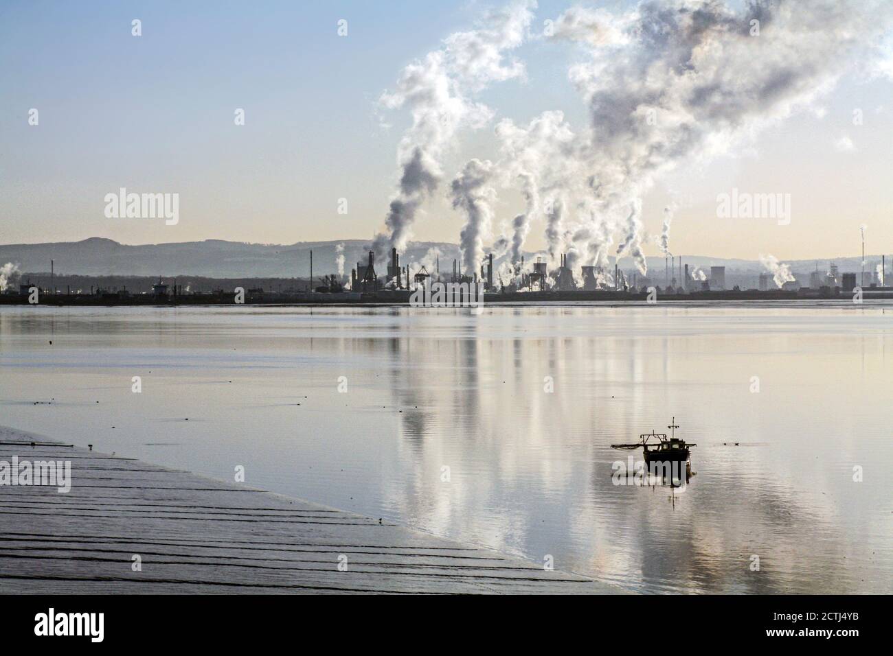 Der Blick auf Grangemouth von Kincardines ikonischer Brücke bei ruhigem antizyklonischem Wetter. Stockfoto