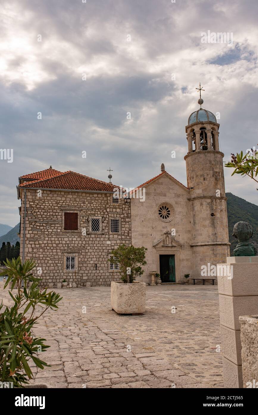 Unsere Dame der Felsen (Gospa od Skrpjela) ist Insel und Kirche in der Nähe von Perast in der Bucht von Kotor, Montenegro. Eine der beiden Inseln vor der Küste von per Stockfoto
