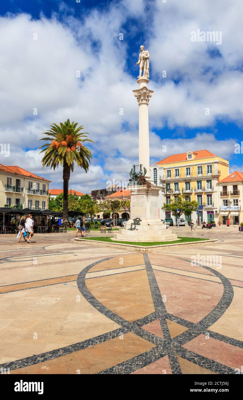 Setúbal, Portugal - 28. August 2020: Statue des Dichters Bocage im Stadtzentrum von Setúbal, Portugal, an einem Sommermorgen von der Sonne beleuchtet. Stockfoto