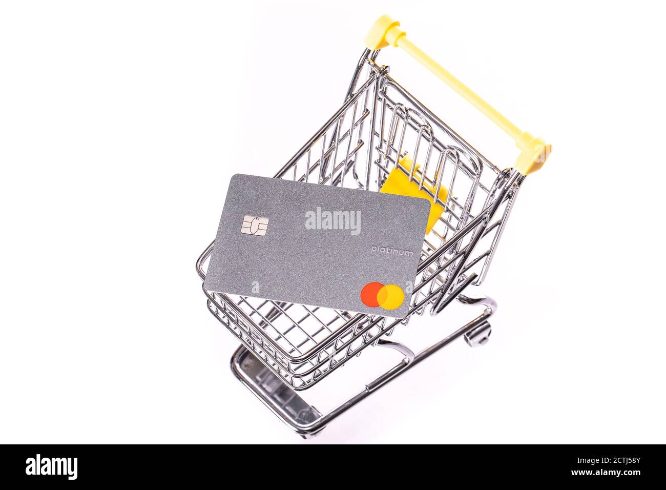St. Louis, MO, USA - 1. Sep 2020: platinum MasterCard auf Supermarktwagen Stockfoto