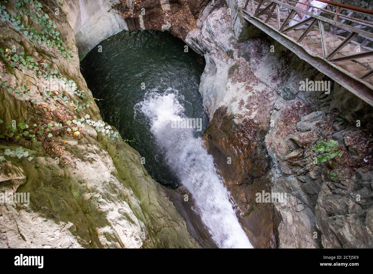 Allgemeine Vorderansicht des Samandere Wasserfalls, der von hohen Felsen umgeben ist, umgeben von Wald. Duzce, Türkei Stockfoto