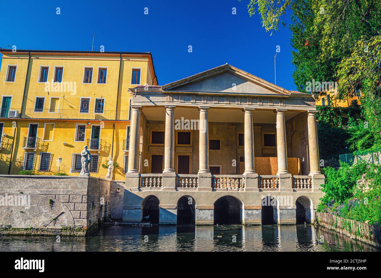 Vicenza, Italien, 12. September 2019: Valmarana Lodge Loggia Gebäude im Palladianischen Stil mit Säulen, Wasserkanal und Statuen im Park der Salvi Gärten mit grünen Bäumen, historisches Stadtzentrum, Region Venetien Stockfoto