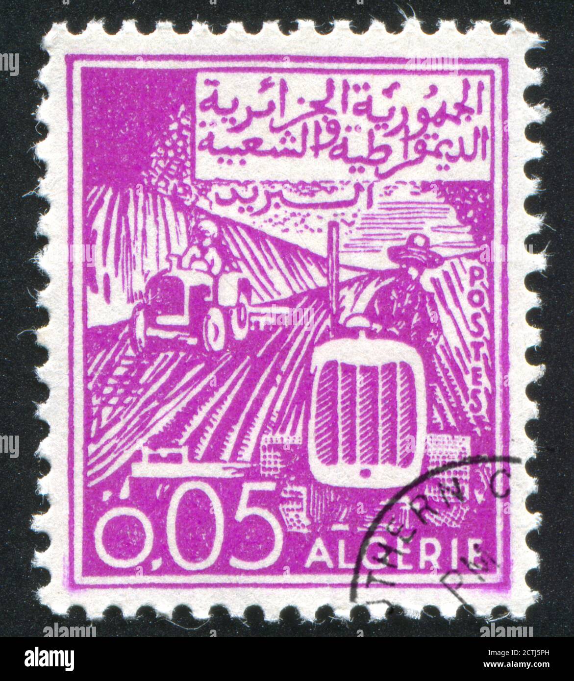 ALGERIEN UM 1964: Briefmarke gedruckt von Algerien, zeigt Traktoren, um 1964 Stockfoto