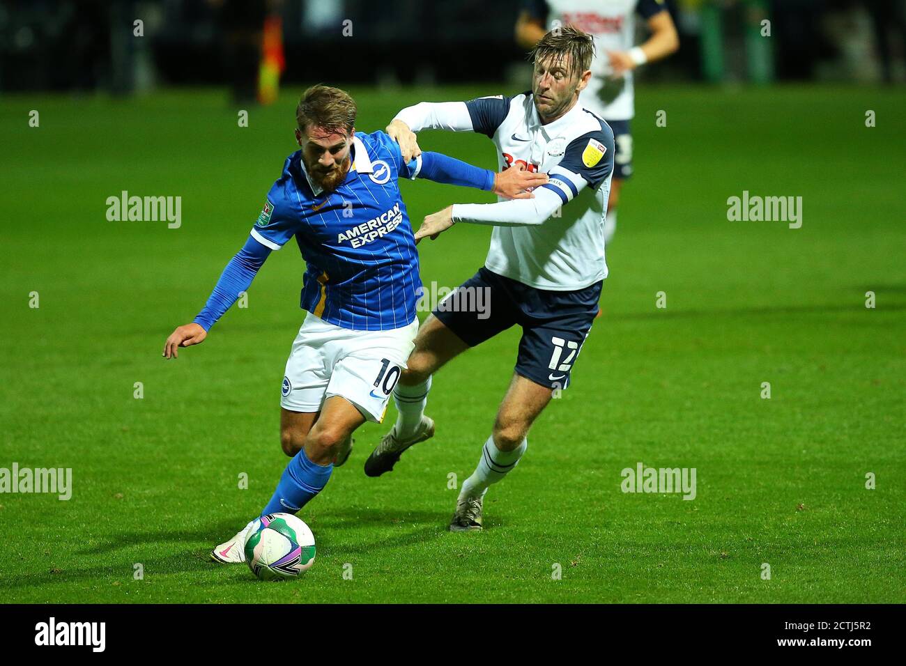 PRESTON, ENGLAND. 23. SEPTEMBER 2020 Brightons Alexis MacAllister hält Prestons Paul Gallagher während des Carabao Cup Spiels zwischen Preston North End und Brighton und Hove Albion in Deepdale, Preston am Mittwoch 23. September 2020. (Kredit: Chris Donnelly, MI News) Kredit: MI Nachrichten & Sport /Alamy Live Nachrichten Stockfoto