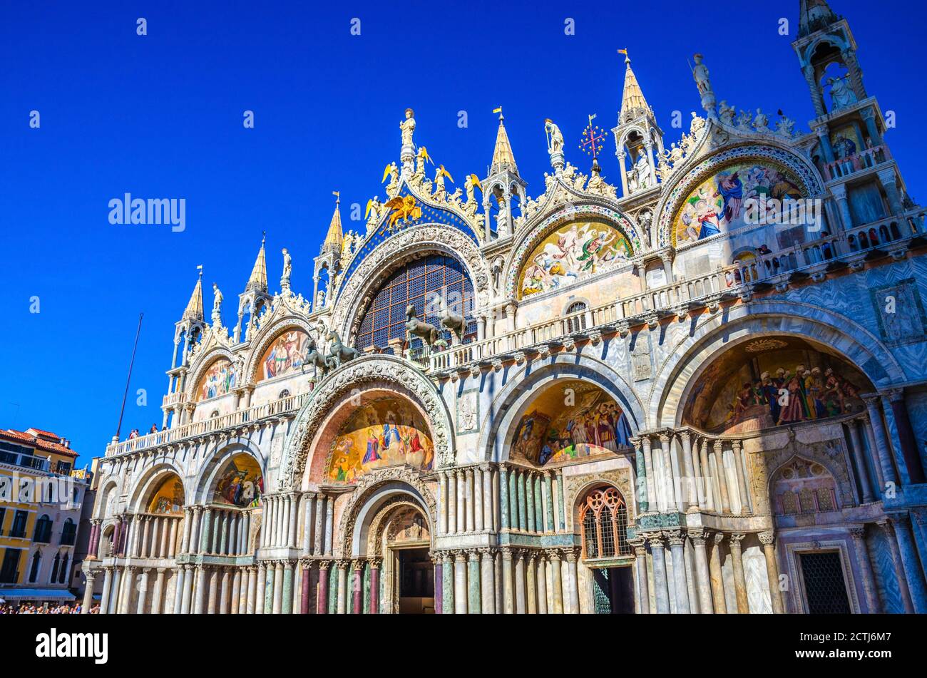 Basilica di San Marco oder Patriarchale Kathedrale von Saint Mark Kirche der römisch-katholischen Erzdiözese Venedig auf dem Markusplatz im historischen Stadtzentrum. Region Venetien, Italien. Stockfoto