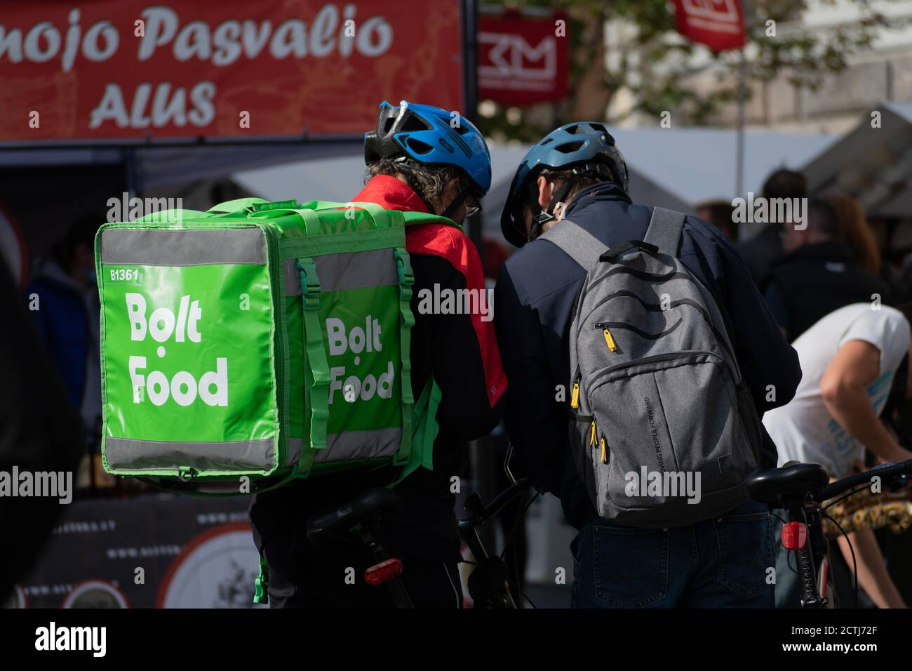 Bolt, Online-Food-Bestellung und Lieferservice, die Bestellungen über eine mobile App nimmt, Fahrer Überprüfung der Karte Stockfoto