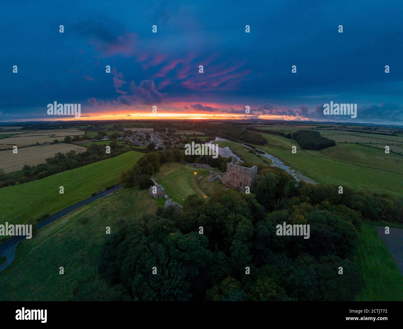 Das Norham Castle bewacht still und leise die schottische Grenze, die gebaut wurde Vor fast 900 Jahren von den Bischöfen von Durham die Der gefährlichste Ort in England Stockfoto