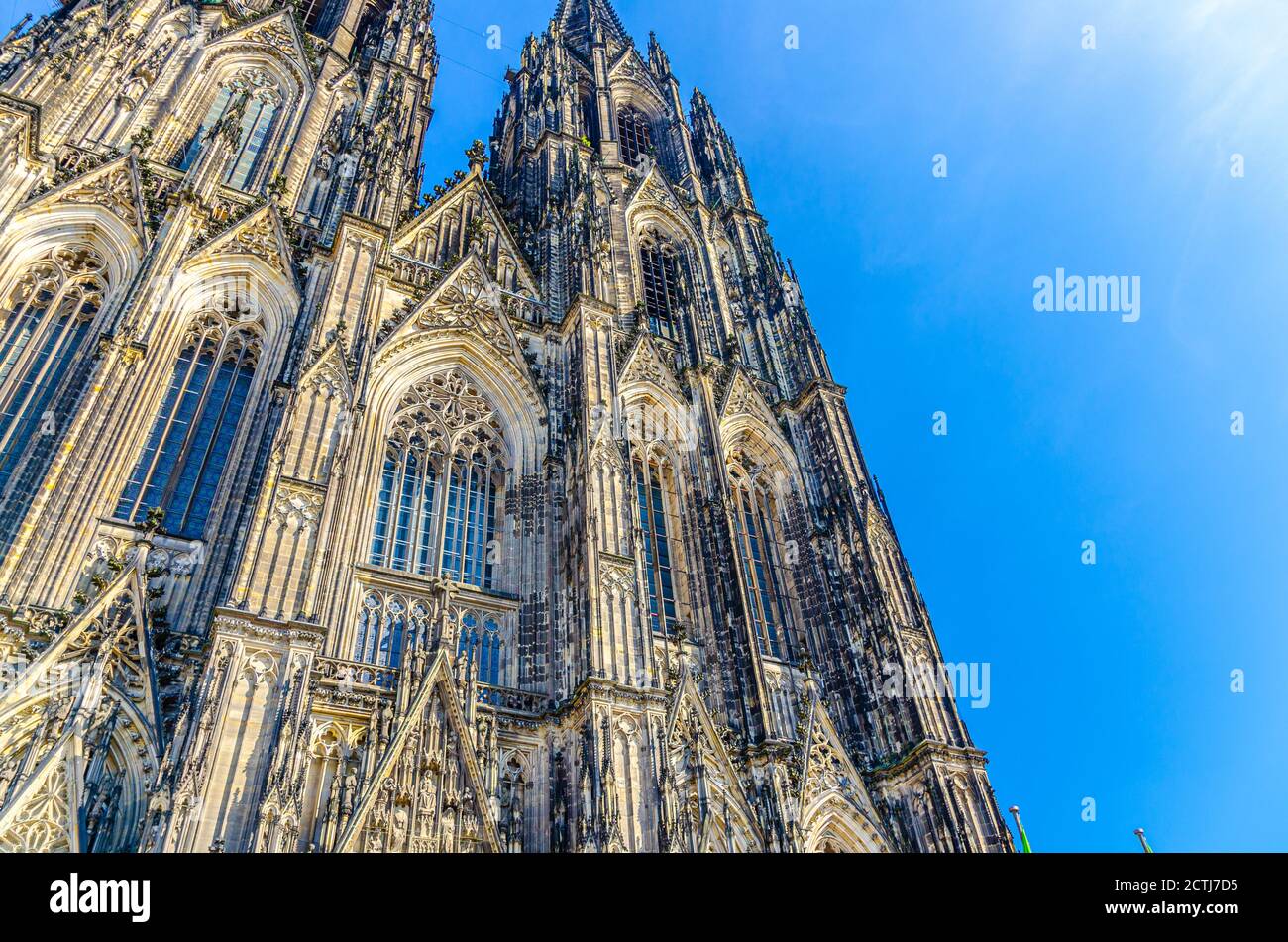 Fassade des Kölner Doms Römisch-Katholische Kirche St. Peter gotischer Baustil mit Türmen im historischen Stadtzentrum, blauer Himmel an sonnigen Tagen, Nordrhein-Westfalen, Deutschland Stockfoto
